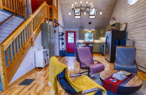 Valois House | Stugan Seneca Lake House: Lake Front Retreat + Minutes from Wineries!