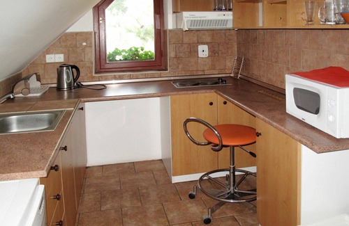Uhlejov Villa | Stunning private villa for 22 guests with WIFI, private pool, TV, patio, pets allowed and parking