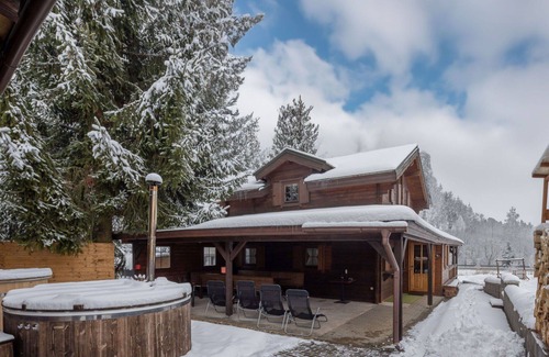 Dolni Branna House | Stunning private villa for 8 people with WIFI, hot tub, TV, terrace, pets allowed and parking
