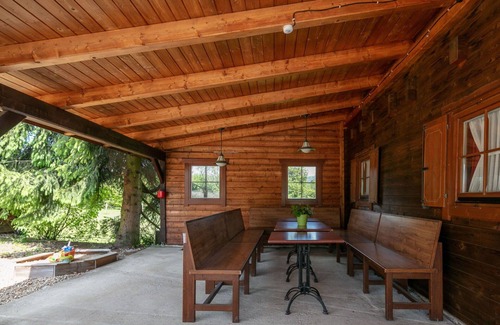 Dolni Branna House | Stunning private villa for 8 people with WIFI, hot tub, TV, terrace, pets allowed and parking