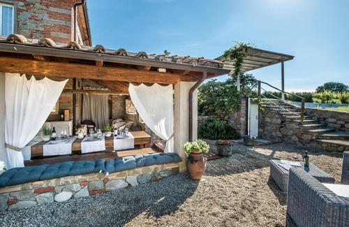 Terranuova Bracciolini Villa | Stunning private villa for 12 people with WIFI, private pool, A/C, TV, patio and pets allowed