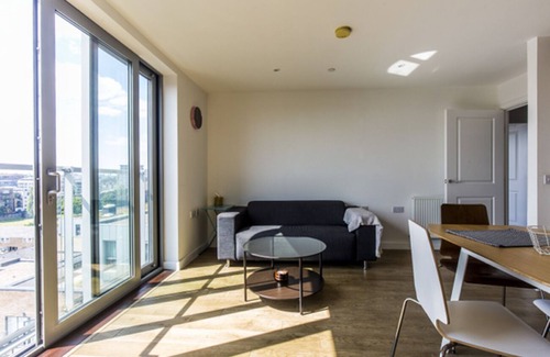 Tower Hamlets Condo | Stunning 1-Bed Apt with Balcony with great views