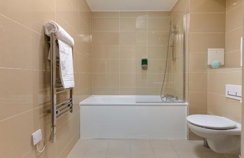 Grange Apartment | Stunning 1-Bedroom Apartment with Private Balcony - Tower Point, Enfield