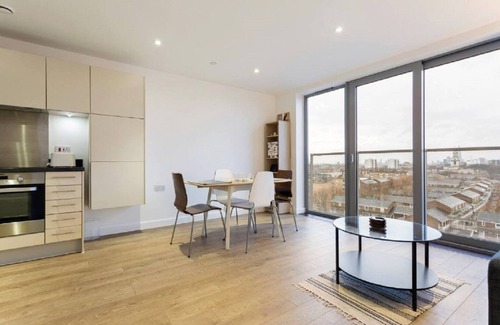Limehouse Apartment | Stunning 1BD Apt with Balcony, Zone 2 near Canary Wharf