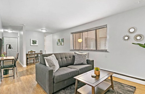 Lake View East Apartment | Stunning 1BR Apartment at Center of Lakeview