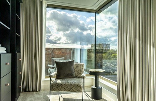 York Apartment | Stunning 3 bedroom apartment with 2 parking spaces