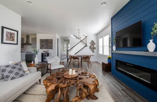 Erie House | Stunning 3BD House w/Wi-Fi & Parking