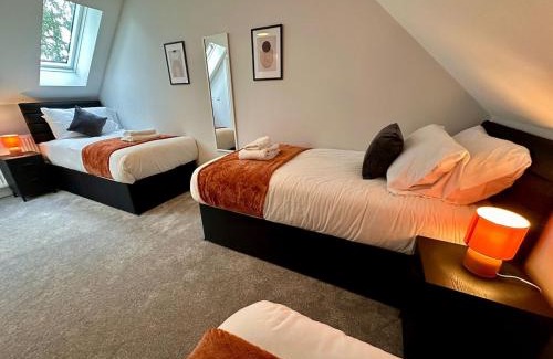 Telford House | Stunning 4 Bedroom, Sleeps 9, Centre Of Telford