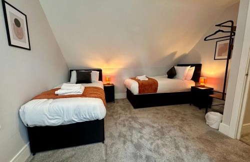 Telford House | Stunning 4 Bedroom, Sleeps 9, Centre Of Telford
