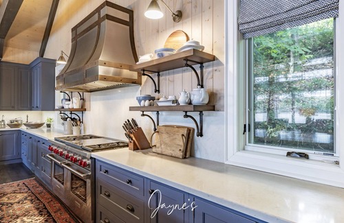 Seguin Cottage | Stunning 5 bed 6 bath cottage on Lake Joseph with Boathouse