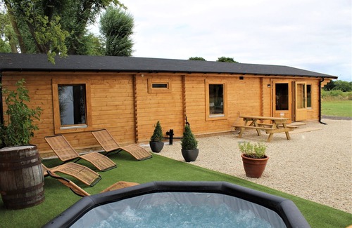 Ashton Under Hill Cabin | Stunning 5-Bed Cabin in Ashton Under Hill