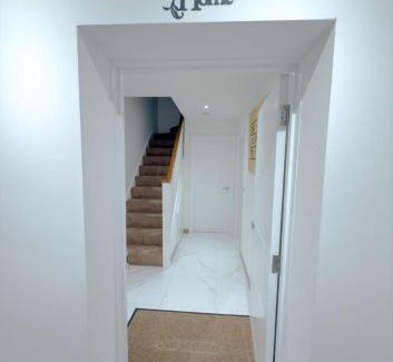 Fairlop Apartment | Stunning 5 Bedroom House with Spacious Rooms and Amenities