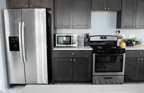 Cleveland House | Stunning 6 Bedroom/3.5 bath entire home rental