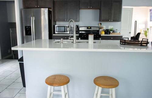 Cleveland House | Stunning 6 Bedroom/3.5 bath entire home rental