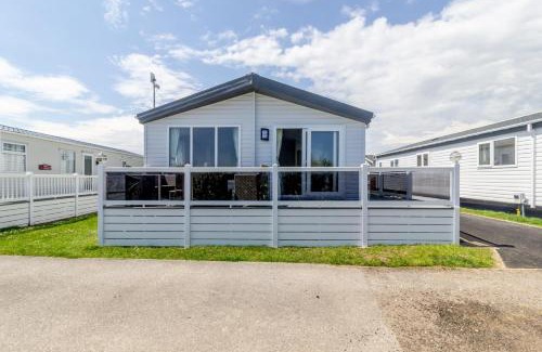Pakefield Cabin | Stunning 6 Berth Lodge With Full Sea Views In Suffolk Ref 68007Cr