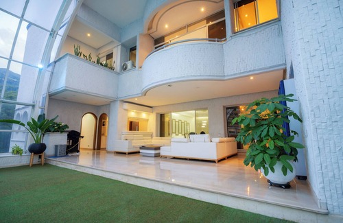 El Poblado House | Stunning 9-BR PH with Spa, Concierge, Breakfast & WiFi in Medellín