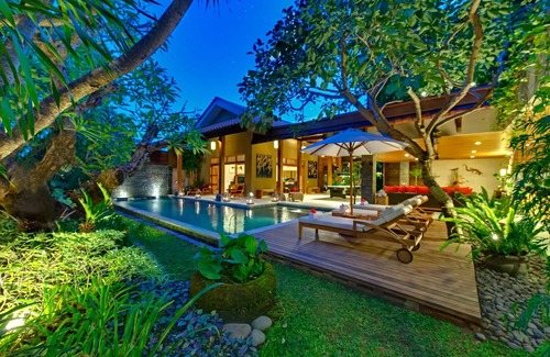 Laksmana Villa | Stunning 9BR Villa Located In Seminyak - Beautiful Garden & Swimming Pool!