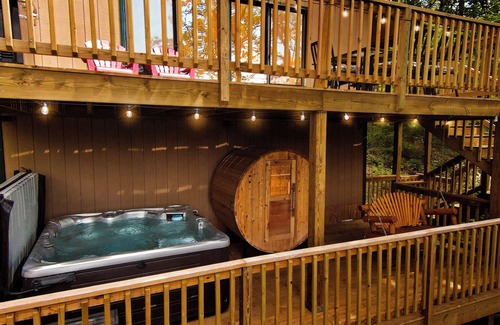 Bergton Cabin | Stunning A-Frame in Basye - Sauna, Jacuzzi, Sleeps 8, Games, 3 bdr, and 2 bath.