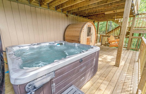 Bergton Cabin | Stunning A-Frame in Basye - Sauna, Jacuzzi, Sleeps 8, Games, 3 bdr, and 2 bath.