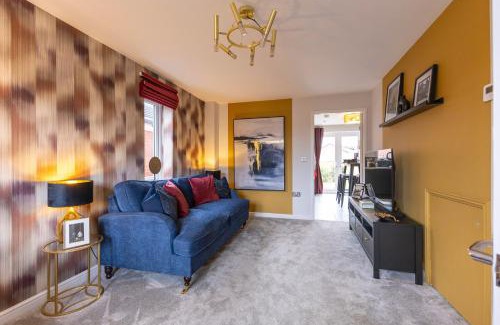 Pinxton Apartment | Stunning and Bright 3-bed Home in Nottingham by Renzo, Free Parking, Next to M1!