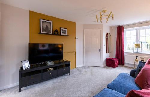 Pinxton Apartment | Stunning and Bright 3-bed Home in Nottingham by Renzo, Free Parking, Next to M1!