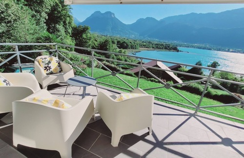 Verthier House | Stunning Annecy Lake & mountain views 3min walk to secluded beach and cyclepiste
