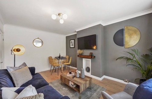 Maidstone Apartment | Stunning Apartment Near the Heath With Free Parking & Wifi