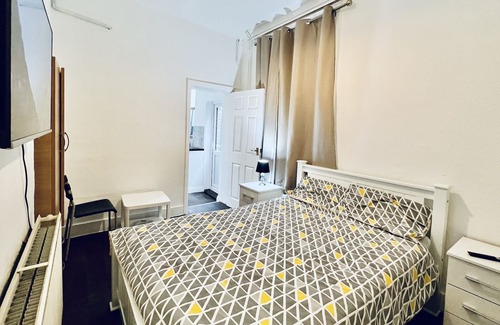 Loxford Apartment | Stunning Apt | Free Parking | Private Garden