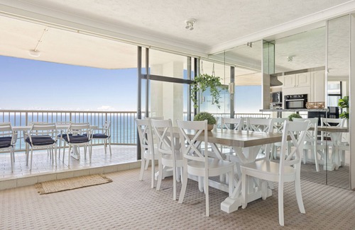 Surfers Paradise Apartment | Stunning beachfront sub penthouse