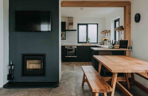 Penycwm House | Stunning Beach House for 10 with Hot Tub & Parking