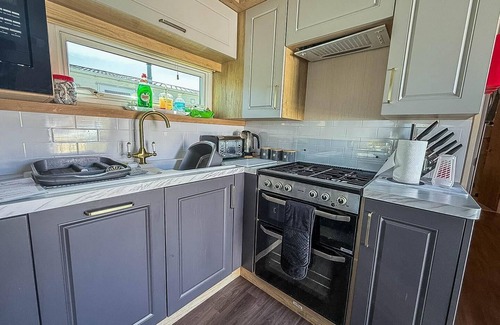 Hopton on Sea House | Stunning caravan with decking at Haven Hopton-on-Sea ref 80007L