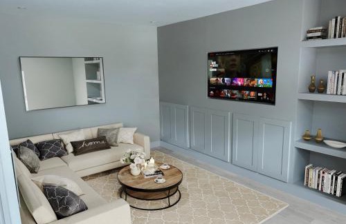 Coulsdon East House | Stunning Caterham 4 bedroom home