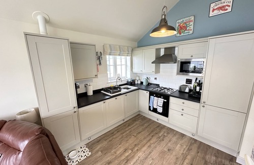 Filey Cottage | Stunning Coastal Beach House - Sleeping 4 in 2 Bedrooms - Pool and Beach Access Included.