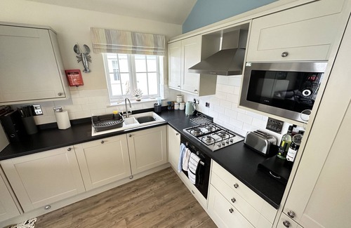 Filey Cottage | Stunning Coastal Beach House - Sleeping 4 in 2 Bedrooms - Pool and Beach Access Included.