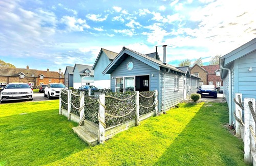 Filey Cottage | Stunning Coastal Beach House - Sleeping 4 in 2 Bedrooms - Pool and Beach Access Included.