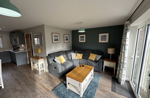Filey Cottage | Stunning Coastal Cottage - Sleeping 5 in 2 Bedrooms - Pool and Beach Access Included.