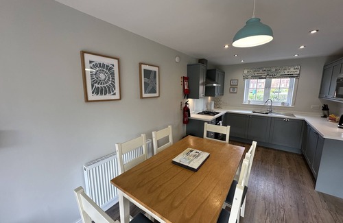 Filey Cottage | Stunning Coastal Cottage - Sleeping 5 in 2 Bedrooms - Pool and Beach Access Included.