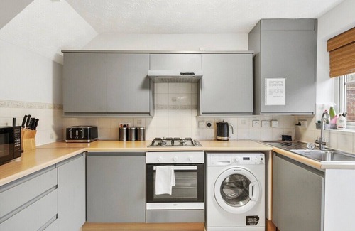 Bedford House | Stunning Detached 3 Bed House - Parking & Garden