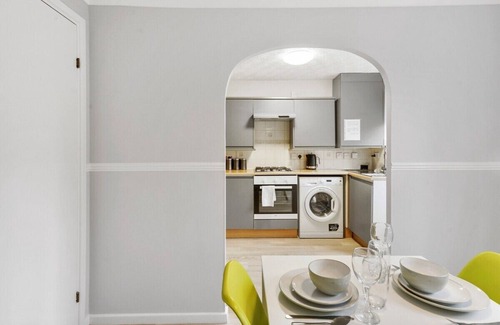 Bedford House | Stunning Detached 3 Bed House - Parking & Garden