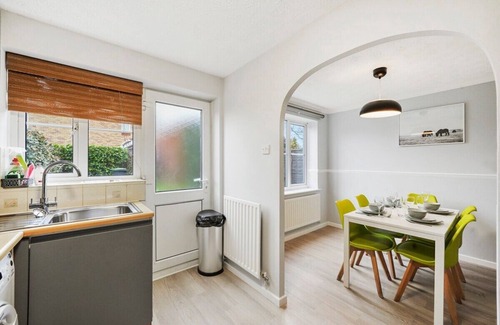 Bedford House | Stunning Detached 3 Bed House - Parking & Garden