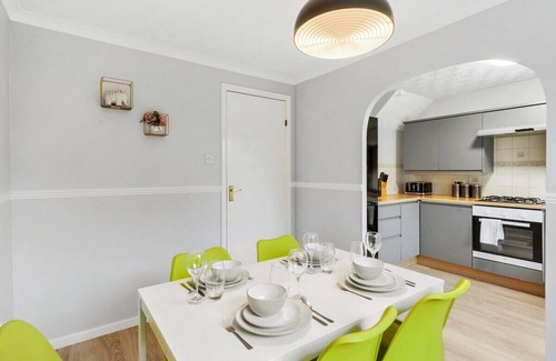 Bedford House | Stunning Detached 3 Bed House - Parking & Garden