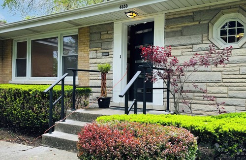 Skokie House | Stunning downtown Skokie mid-century modernnLuxury four bedroom ranch home