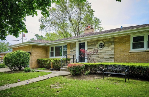 Skokie House | Stunning downtown Skokie mid-century modernnLuxury four bedroom ranch home