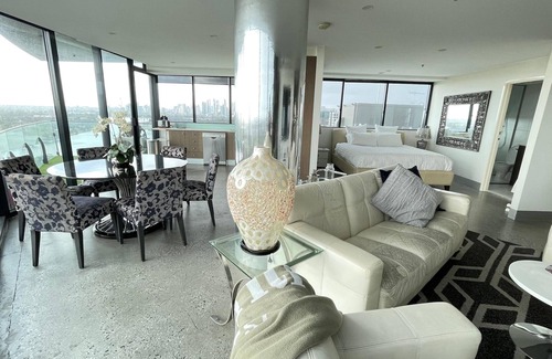 Melbourne Apartment | Stunning Executive Residence with Panoramic Melbourne Views