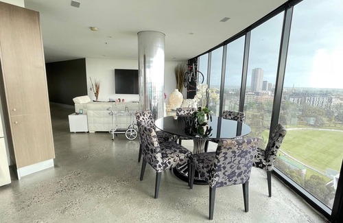 Melbourne Apartment | Stunning Executive Residence with Panoramic Melbourne Views