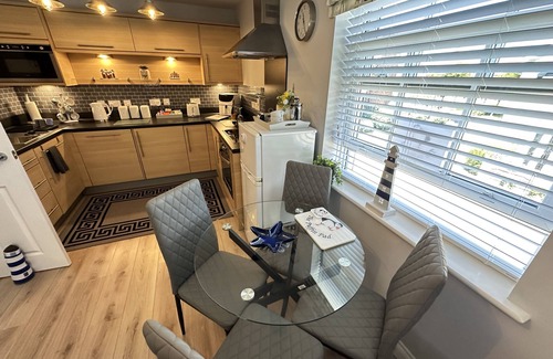 Filey Cottage | Stunning First Floor Coastal Apartment - Sleeping 4 in 1 Bedroom - Pool and Beach Access Included.