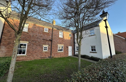 Filey Cottage | Stunning First Floor Coastal Apartment - Sleeping 4 in 1 Bedroom - Pool and Beach Access Included.