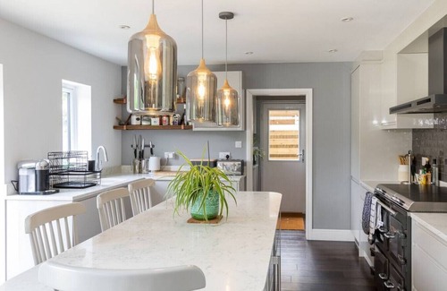 Bourton House | Stunning 5 Bed in the Centre of Bourton