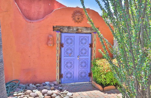 Miramonte House | Stunning Haceinda Style in the Heart of Tucson with Pool and Guest House