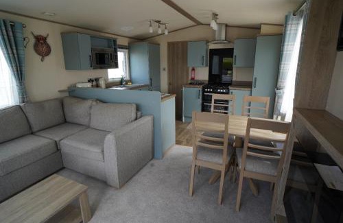 Heacham House | Stunning Heacham Sunset lodge pets go free linen included